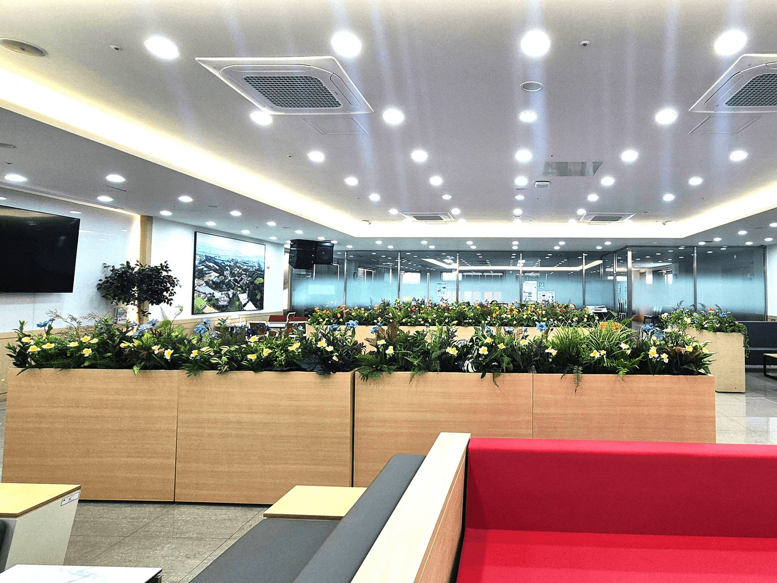 충남 천안 연암대학교 — 앉은 자리 곁으로 꽃과 초록이 이어진 좌석