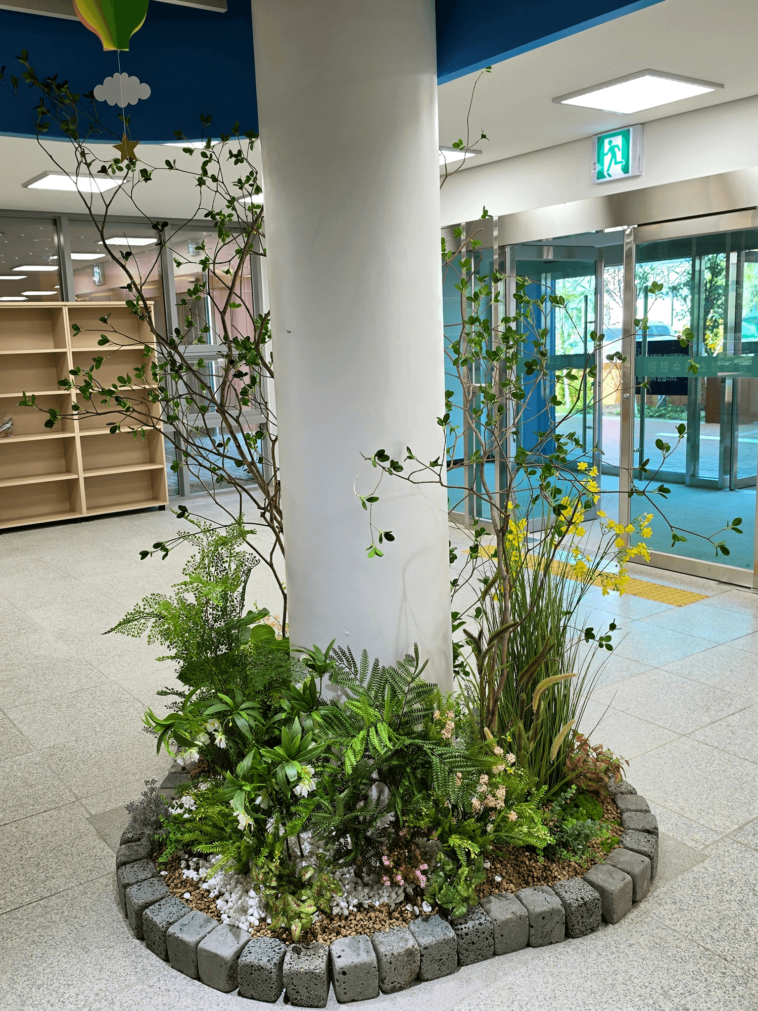 경북 영덕군 청소년수련관 큐브석 화단 테두리와 식재 상세, 걸터앉기 좋은 높이의 모습