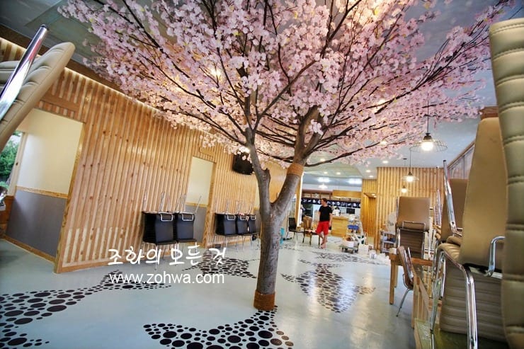 용인 윤송회수산 — 입구에서 본 모임 홀 전경