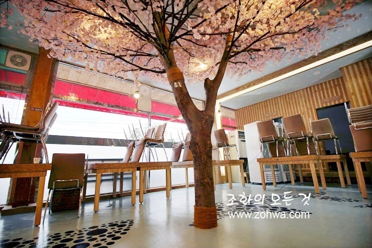용인 윤송회수산 — 벚꽃나무를 중심으로 모인 단체석