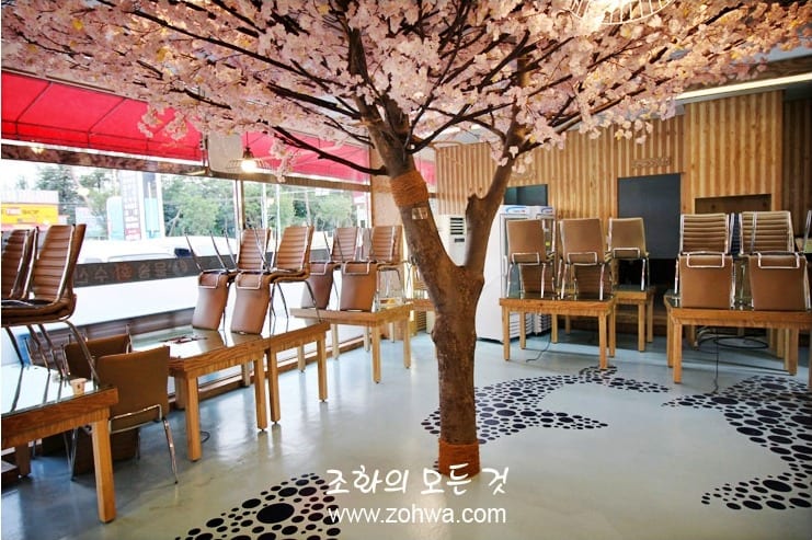 용인 윤송회수산 — 단체석까지 아우르는 넓은 홀