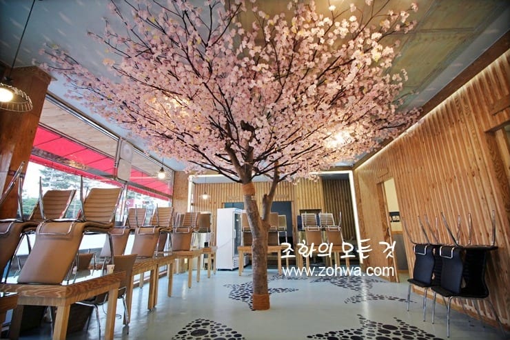 용인 윤송회수산 — 벚꽃나무가 들어선 뒤의 홀