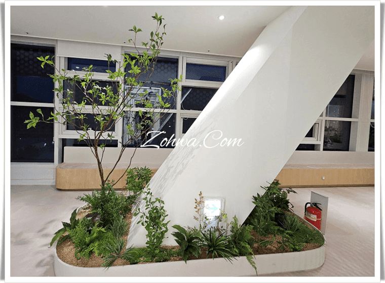 서울 창동 청년취업사관학교 — 계단 옆 자투리에 내추럴나무와 화단을 배치한 모습