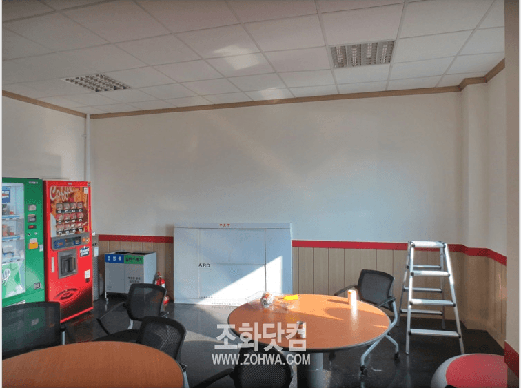 화성 유도실업 휴게실 — 시공 전 자판기가 놓인 흰 벽