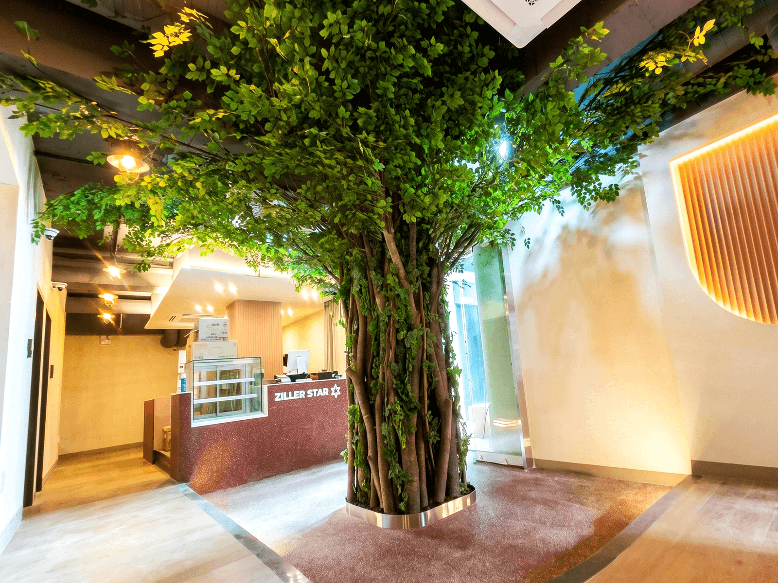 인천 질러노래방 부평점 — 매장의 중심이 된 기둥 일체형 나무
